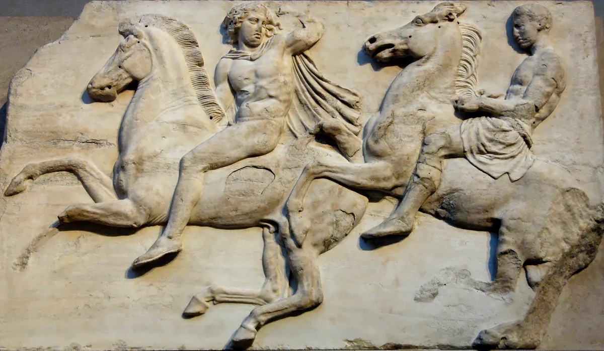 Bas-relief : exemple de cavaliers de la frise ouest du Parthénon, v. 442-438 av. J.-C. (British Museum)