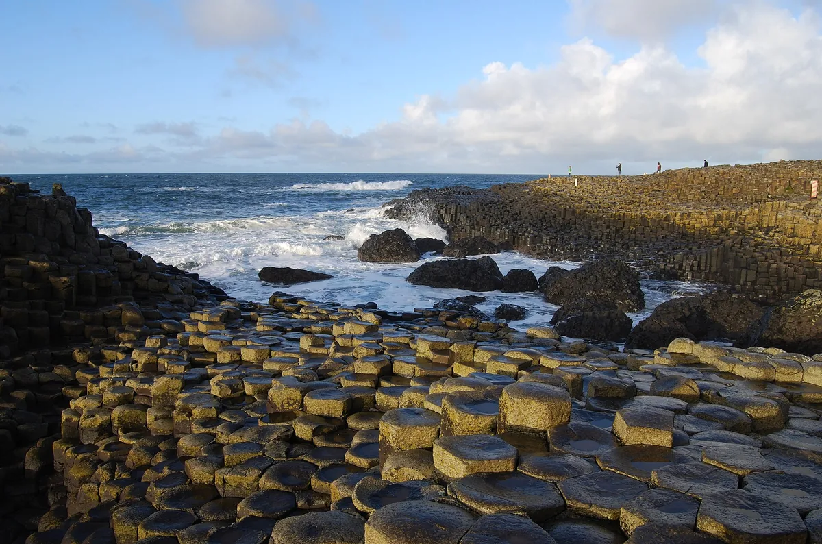 La Chaussée des Géants en Irlande du Nord : colonnes de basalte aux volumes géométriques formés par la nature