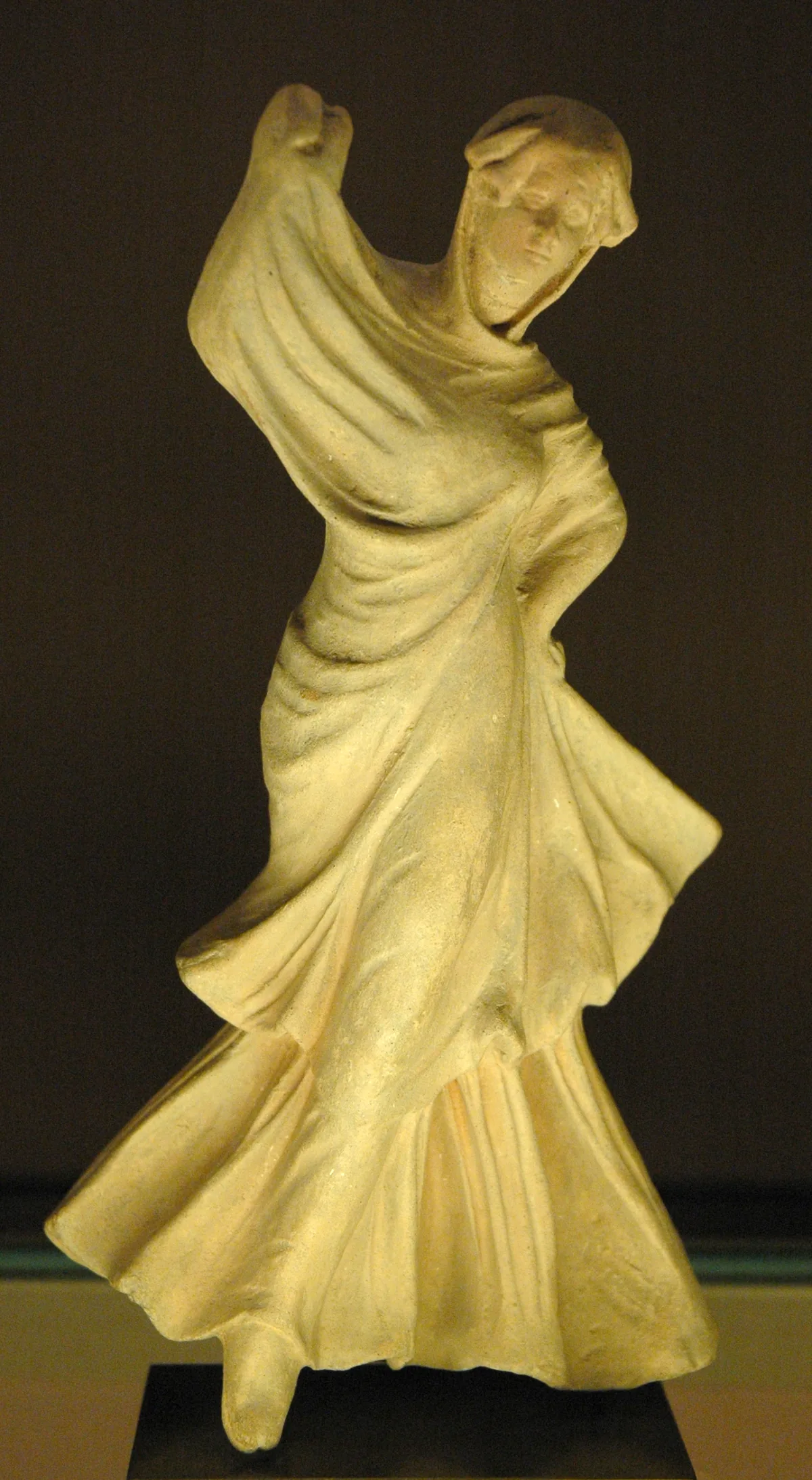 Danseuse voilée, figurine en terre cuite de la Grèce antique, musée du Louvre