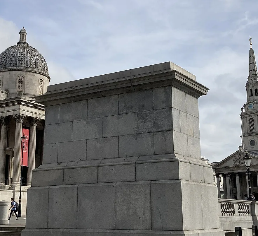 Le socle vide du Fourth Plinth sur Trafalgar Square, en attente de sa prochaine œuvre