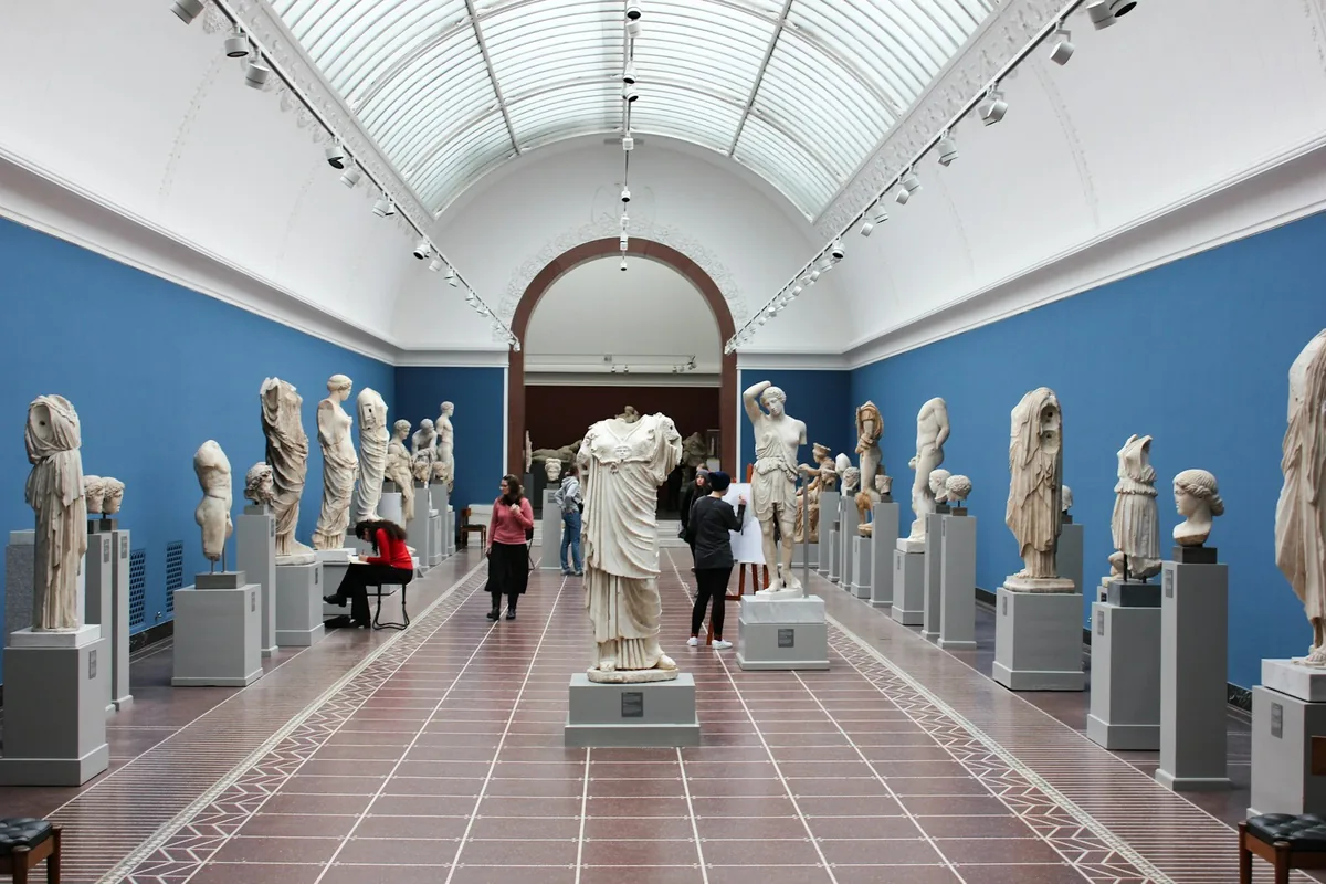 Visiteurs contemplant des œuvres sculpturales dans une galerie