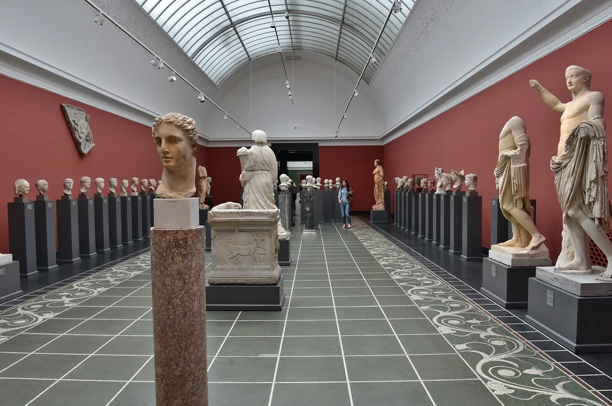 Salle des bustes romains à la Glyptothèque Ny Carlsberg de Copenhague