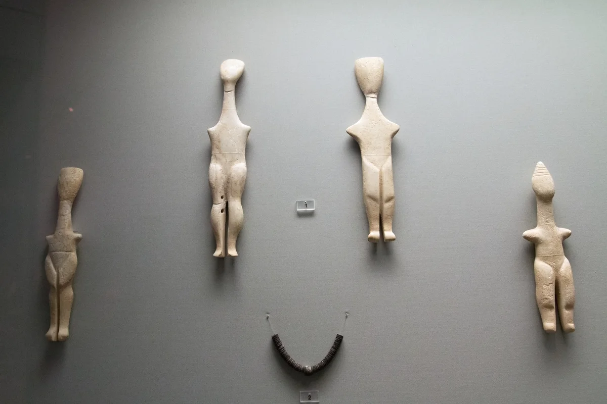 Idoles cycladiques en marbre, figurines schématiques du IIIe millénaire av. J.-C., musée national archéologique d'Athènes