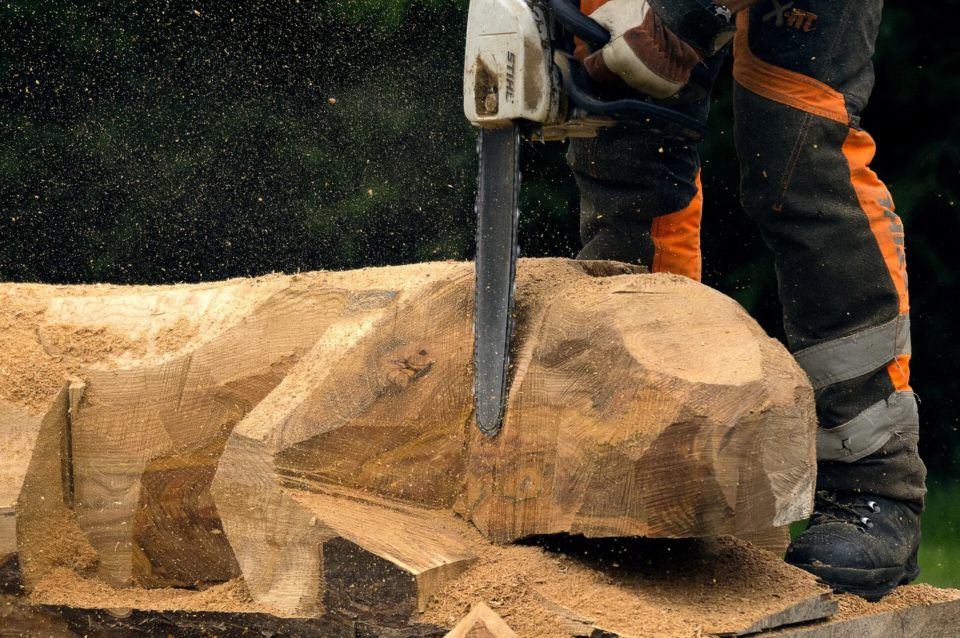 Bois, étape 2 : le dégrossissage d'un billot à la tronçonneuse