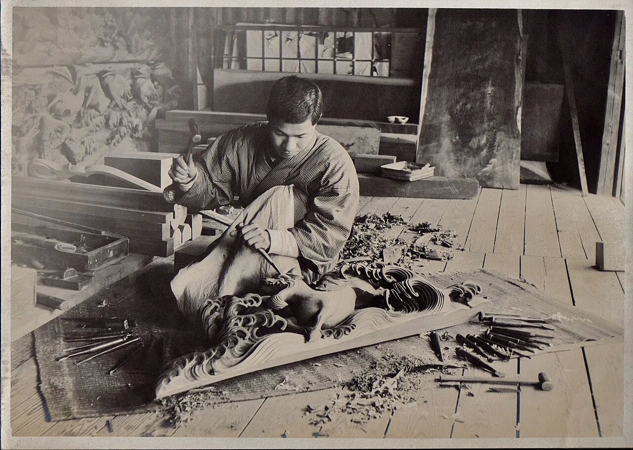 Bois, étape 3 : un sculpteur sur bois au travail, Japon, 1914