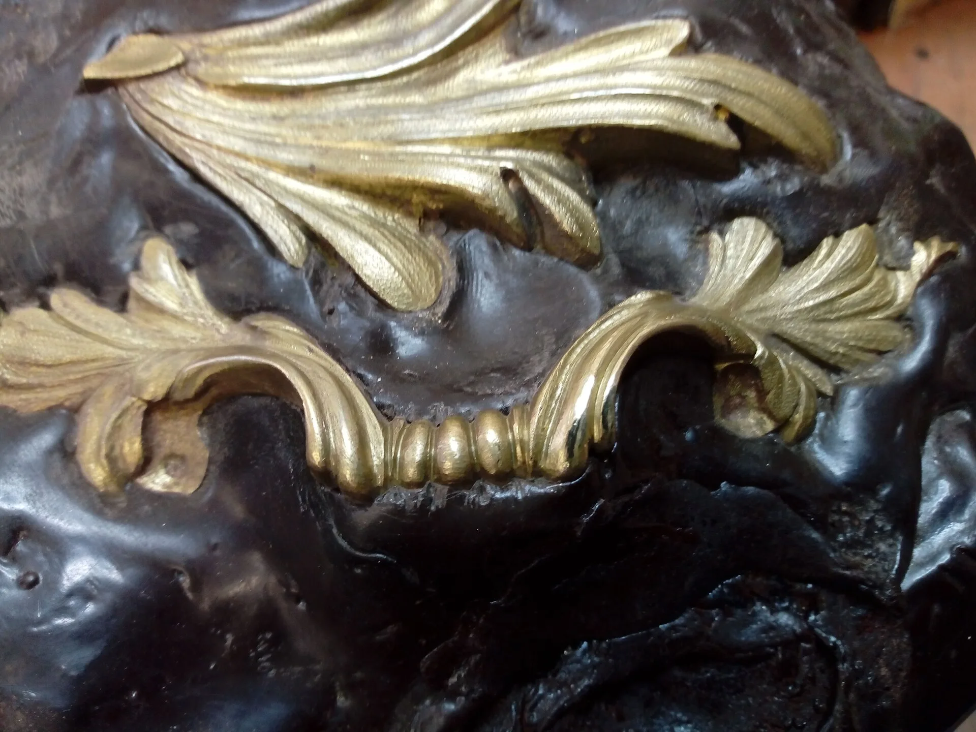 Bronze, étape 3 : bronzes fixés sur les boulets du ciseleur, Mobilier national