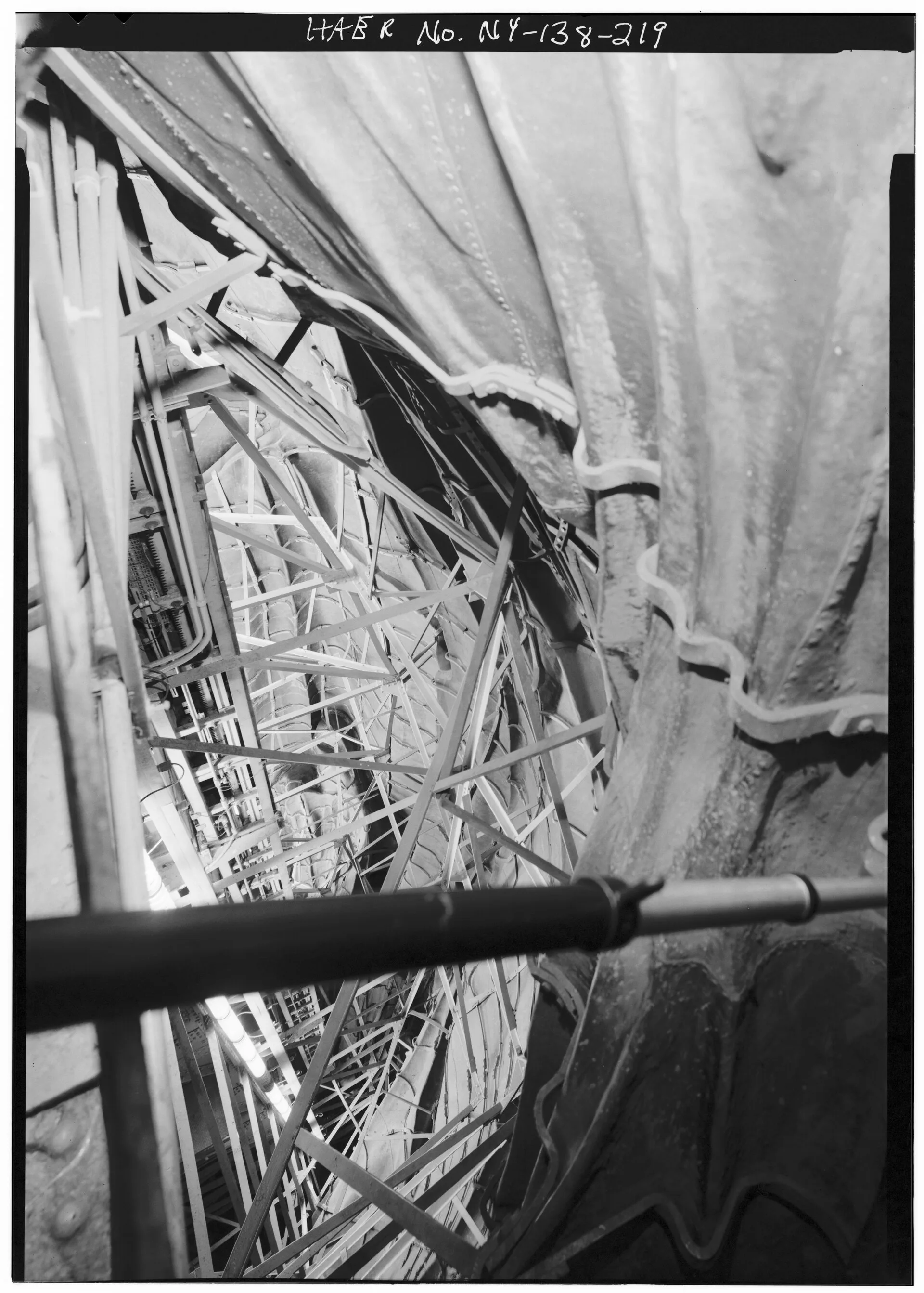Armature : la charpente de fer d'Eiffel à l'intérieur du bras de la Statue de la Liberté