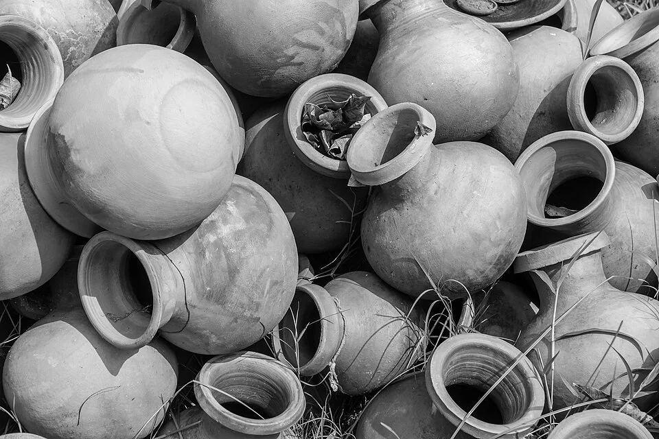 Céramique : pots en terre crue en attente de cuisson au four