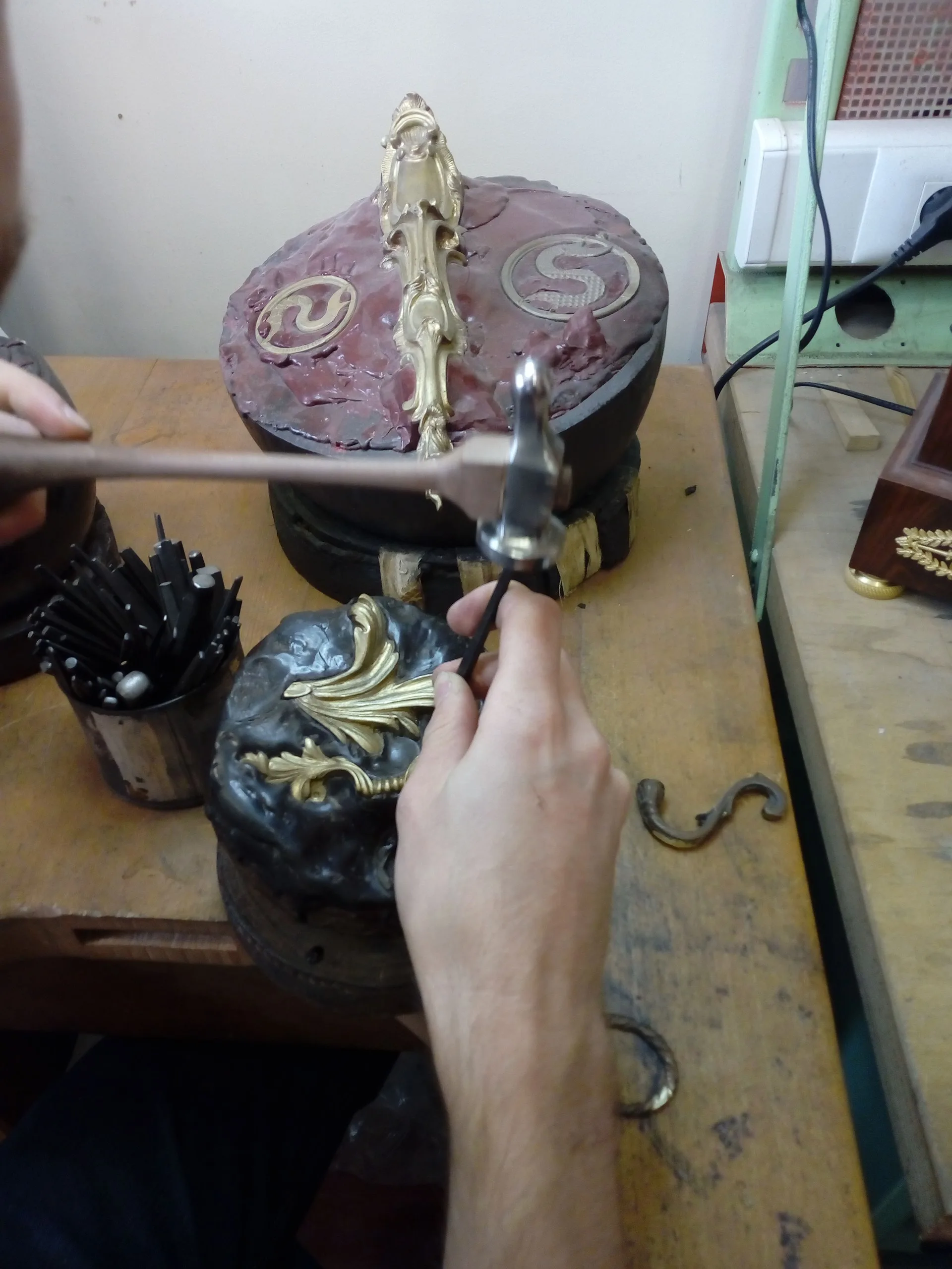 Ciselure : objet en bronze en cours de ciselure au boulet, atelier du Mobilier national