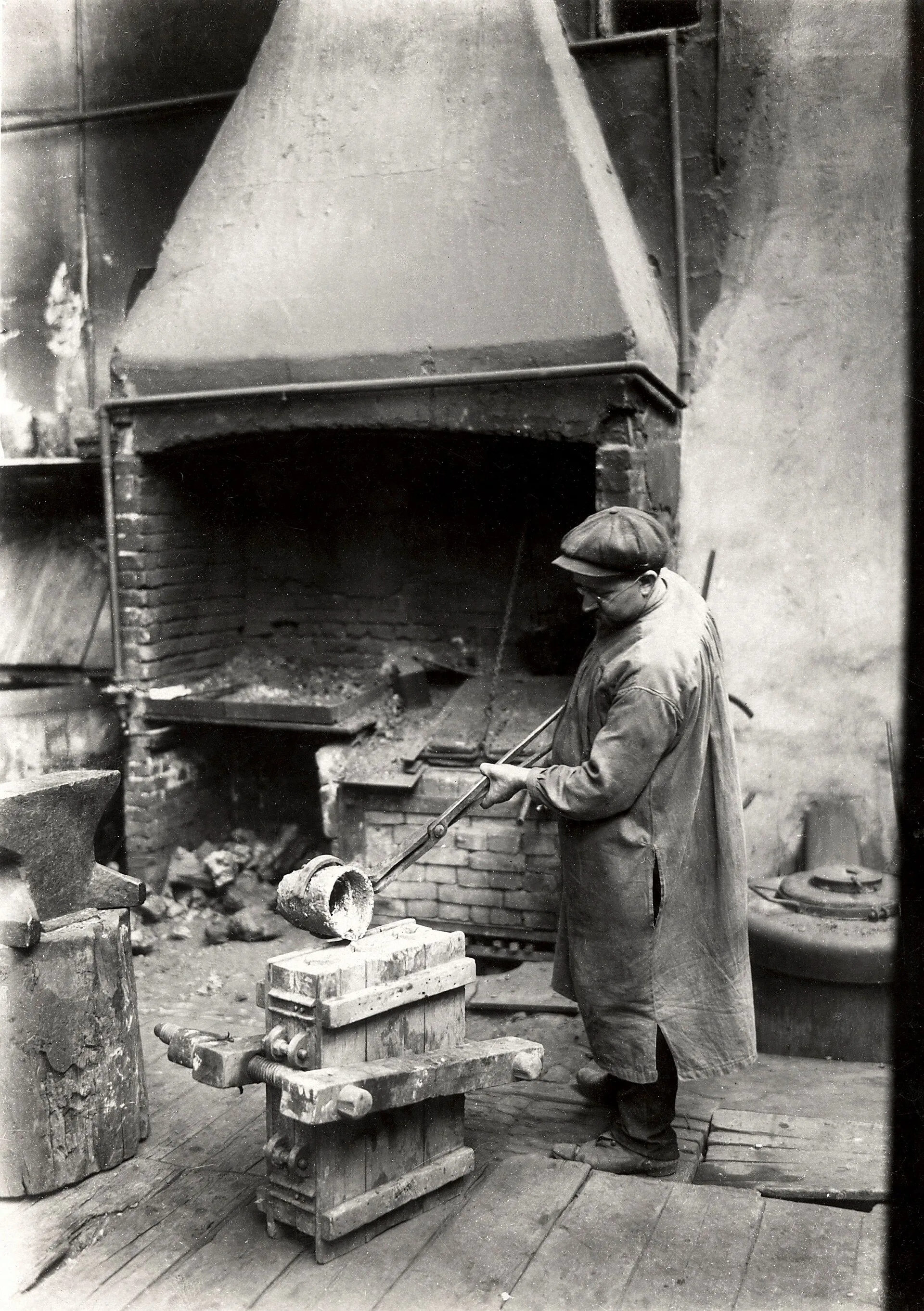 Fonte : coulée du bronze en fusion dans une fonderie, photographie ancienne