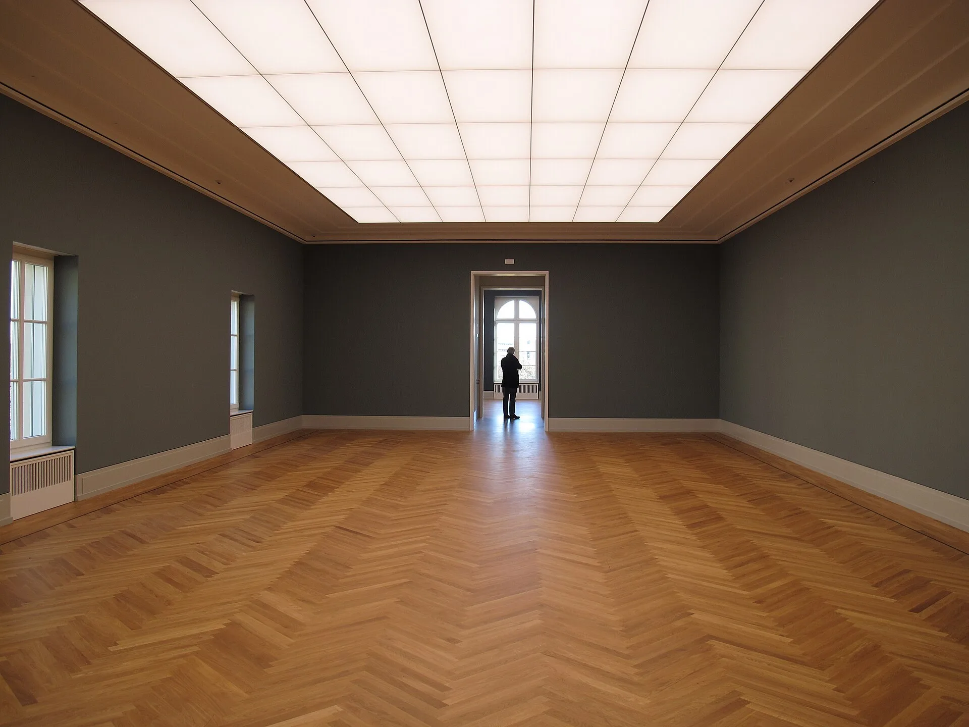Installation : une salle d'exposition vide, espace que l'installation investit et transforme