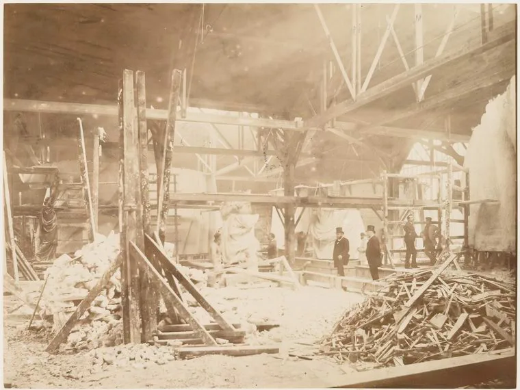 Monumental : l'atelier de Bartholdi avec les maquettes et les sections de la Statue de la Liberté