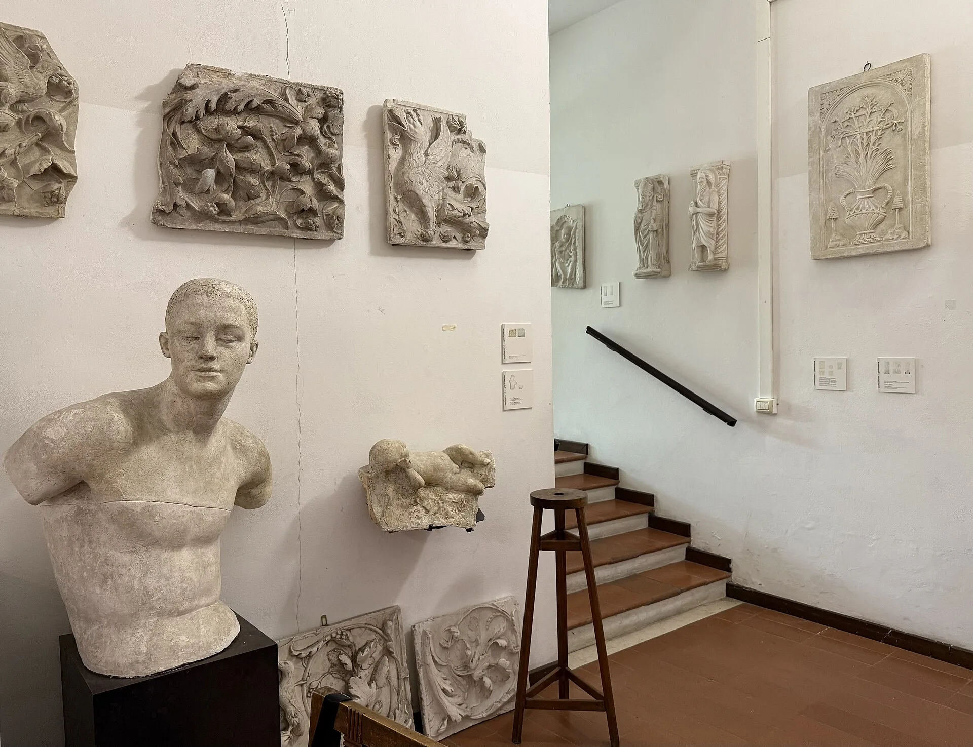 Plâtre : la gipsoteca du Liceo Dosso Dossi à Ferrare, moulages en plâtre d'après l'Antique