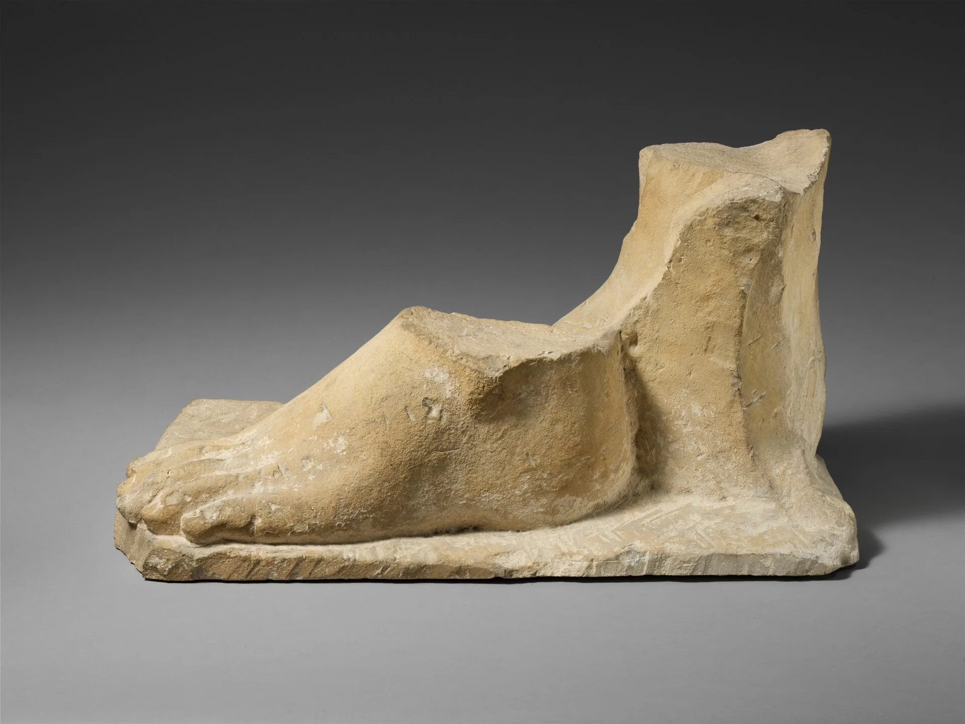 Socle : plinthe antique portant les pieds d'une statue colossale, Metropolitan Museum
