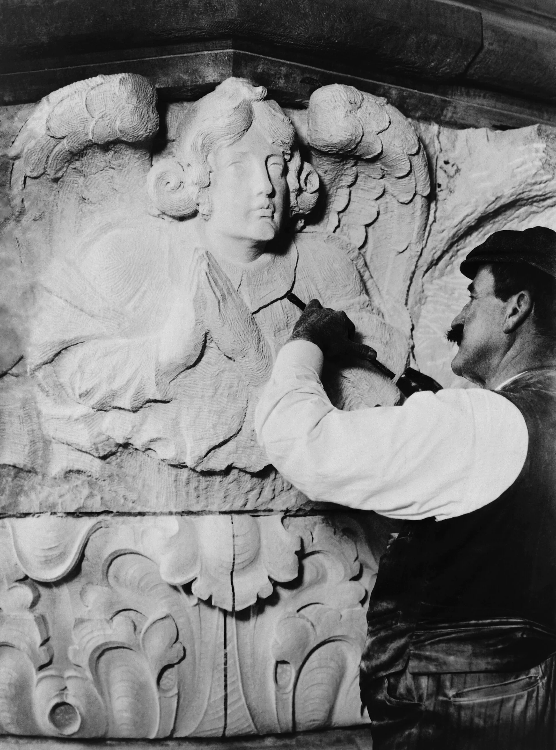 Taille directe : un sculpteur taille un relief dans la pierre, photographie ancienne