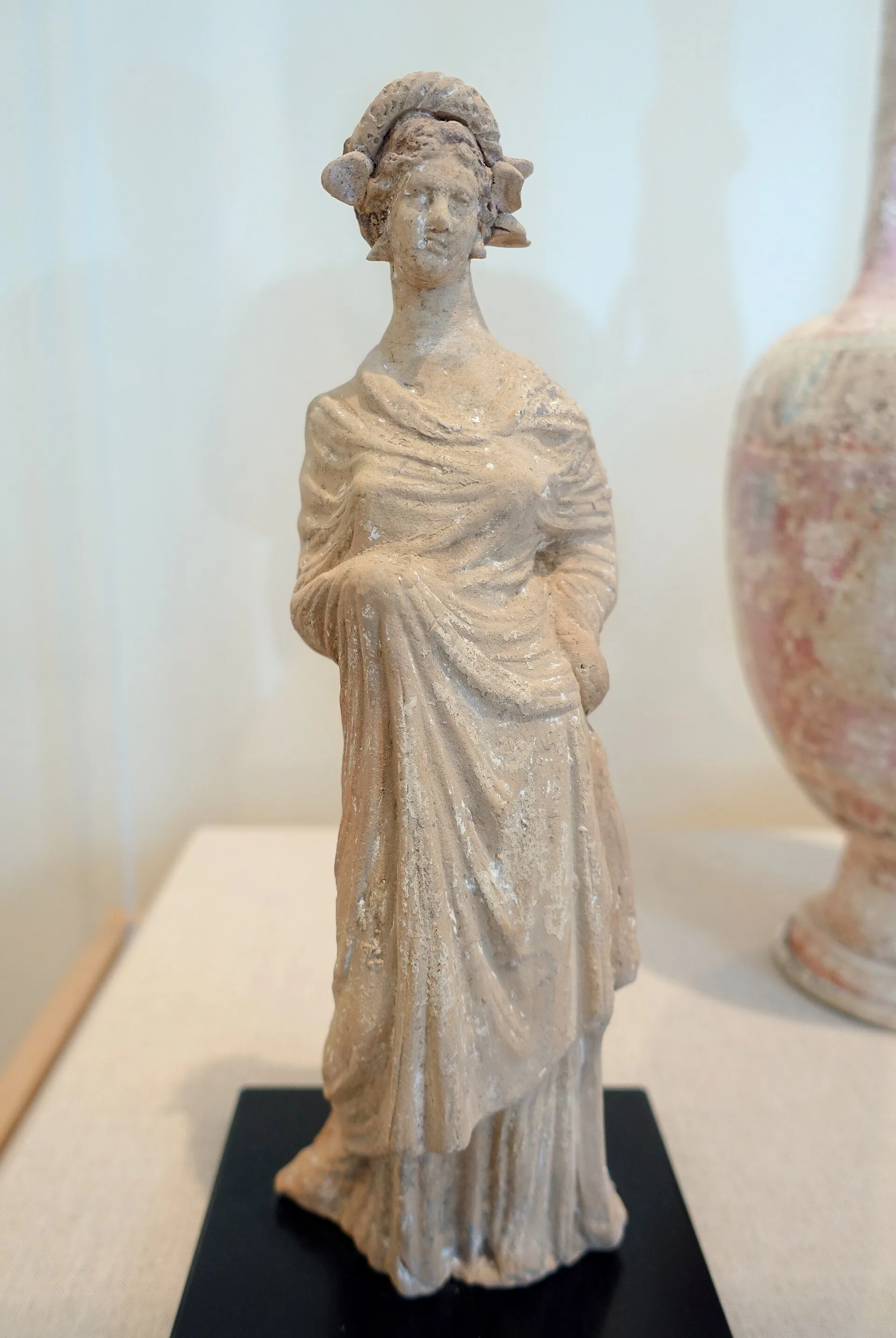 Terre cuite : figurine de Tanagra en terre cuite moulée, Grèce, IIIe siècle av. J.-C.