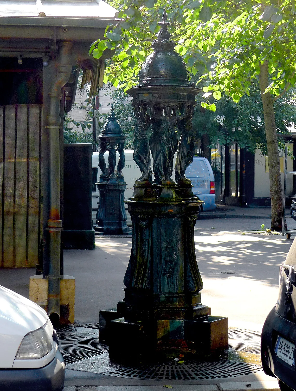 Sculpture urbaine : fontaine Wallace de la place Louis-Lépine, Paris