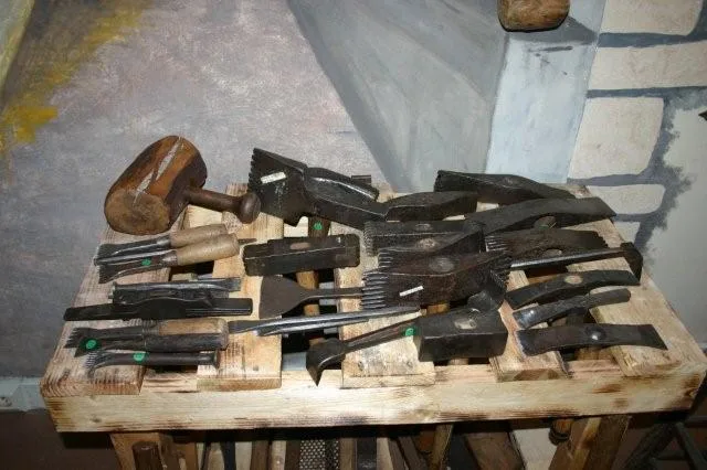 Pierre, étape 4 : les outils de la finition — râpes, gradines et ciseaux du tailleur de pierre