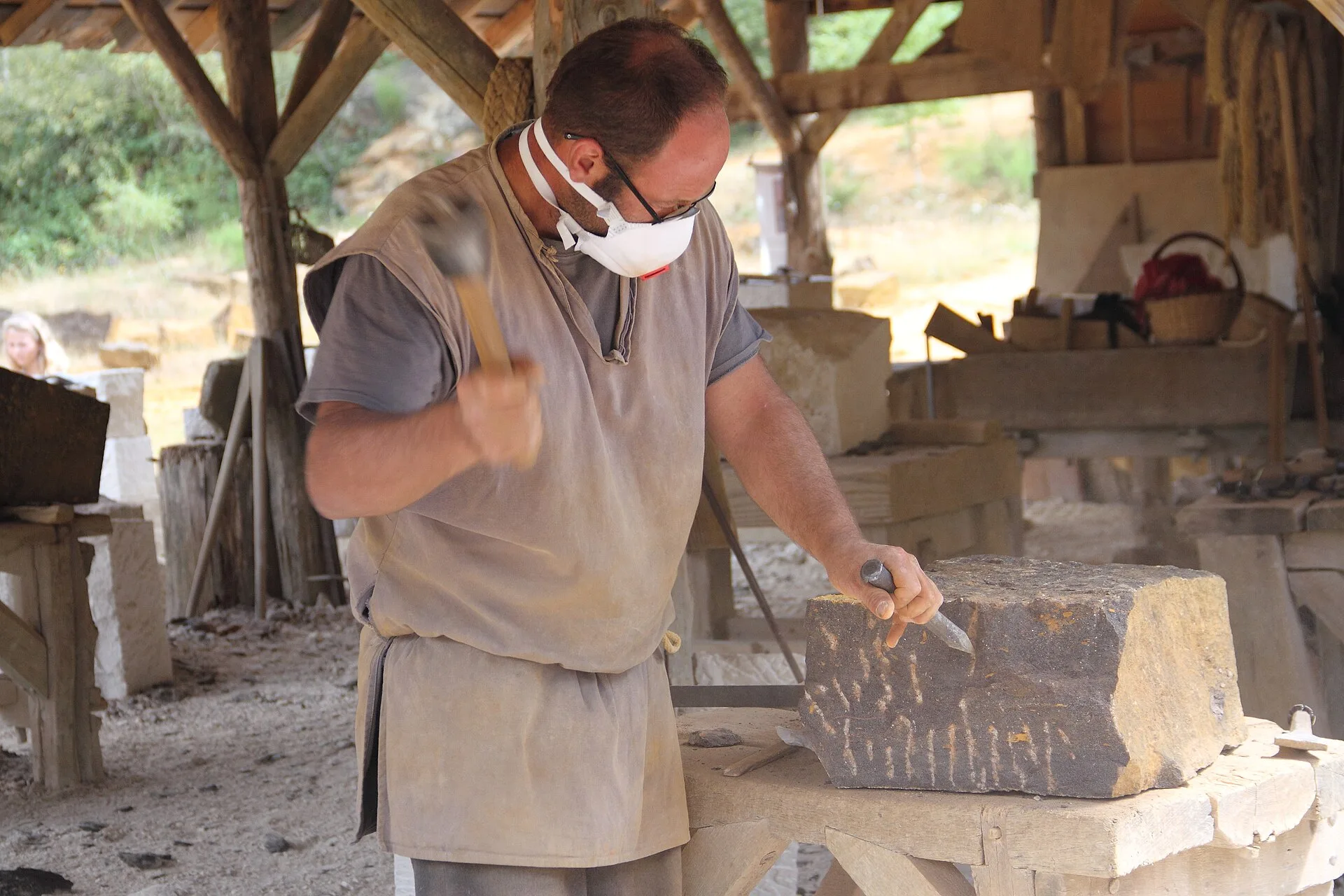 Pierre, étape 3 : un tailleur de pierre au travail sur le chantier de Guédelon