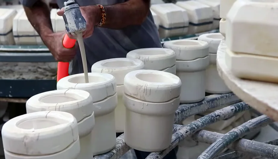 Résine, étape 3 : la coulée d'un liquide dans une série de moules en atelier