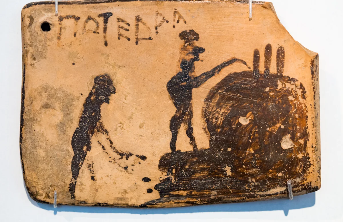 Sculpture en argile, étape 4 : potiers alimentant le four, pinax corinthien du VIe siècle av. J.-C.