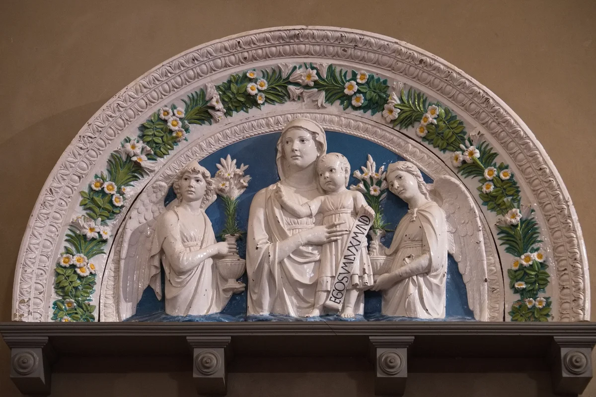 Sculpture en argile, étape 5 : terre cuite émaillée de Luca della Robbia, Vierge à l'Enfant entre deux anges, v. 1470