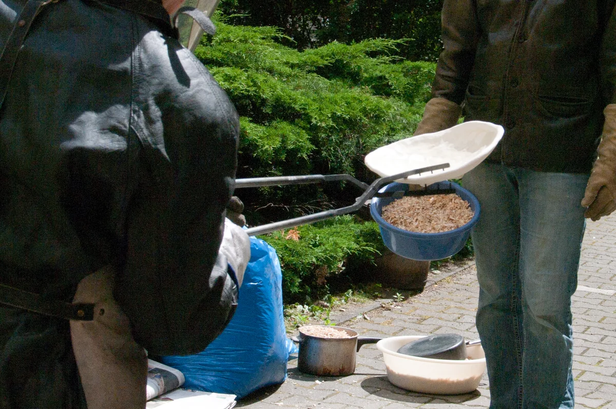 Finition raku : la pièce incandescente sortie du four est enfumée dans la sciure