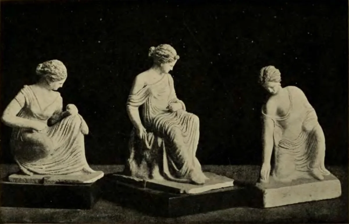 Sculptures en terre cuite : trois figurines dites de Tanagra, Grèce antique, IIIe siècle av. J.-C.